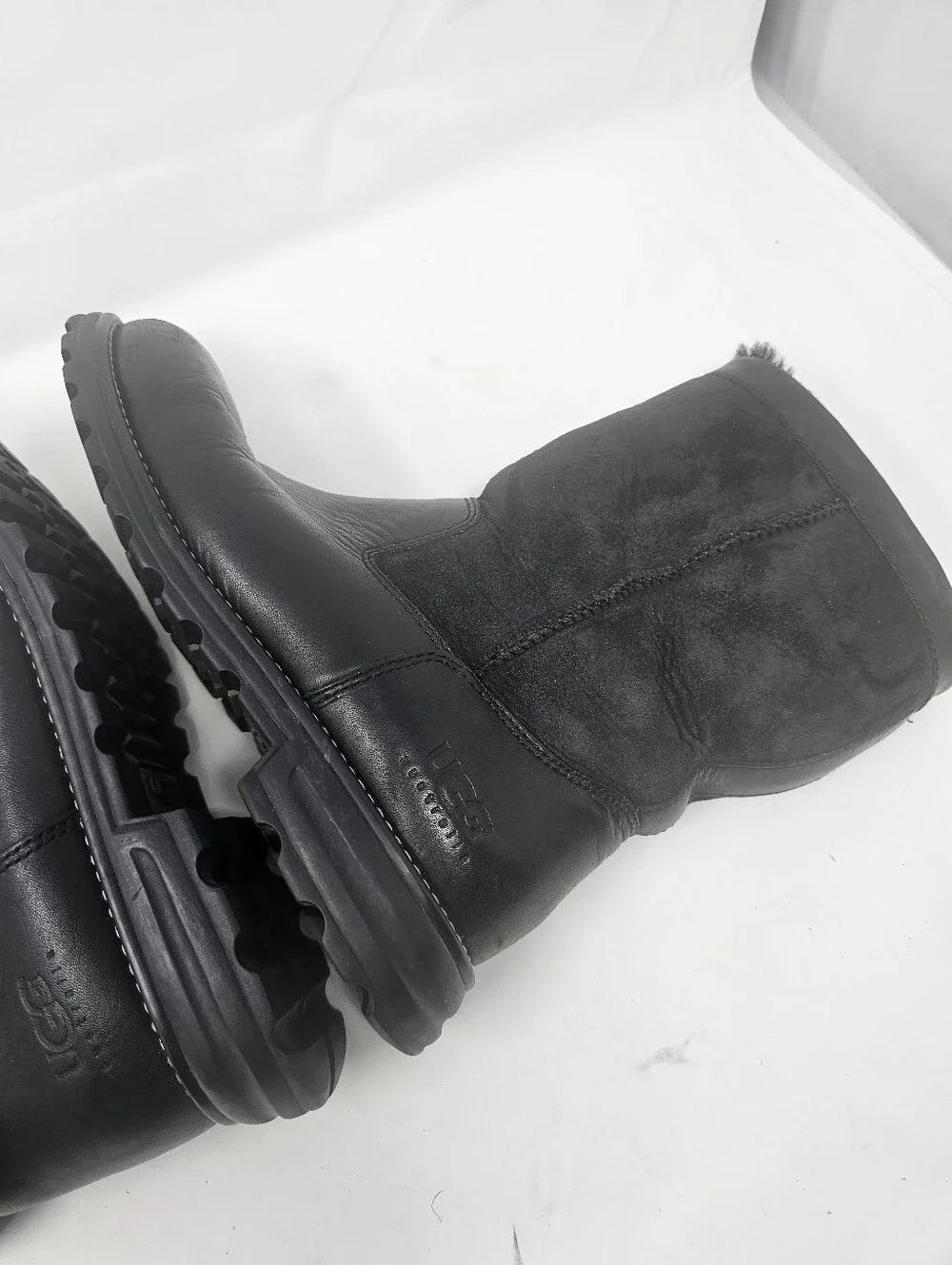 UGG Brooks Women's Black Leather Short Boot Size 9 S/N 5381
